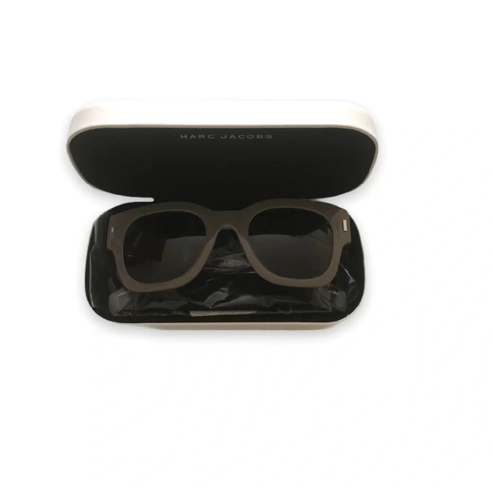 MARC JACOBS SUNGLASSES 🕶